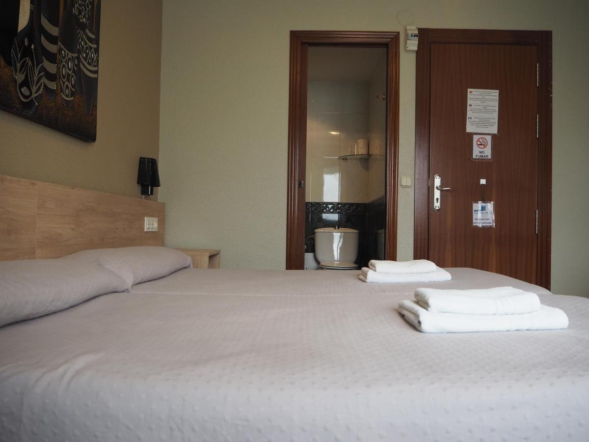 Hostal Acella Pamplona Eksteriør bilde A room at the hotel
