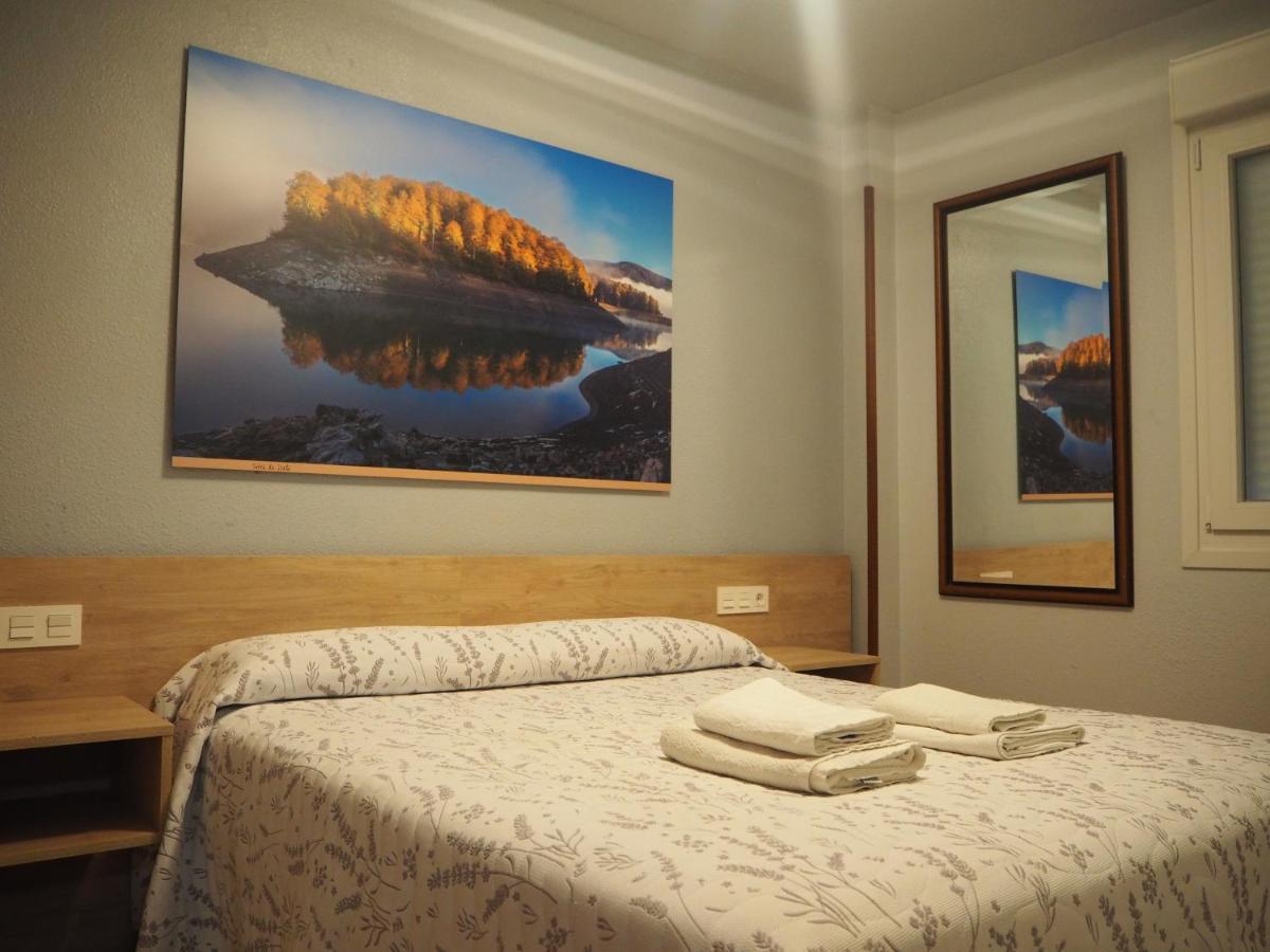 Hostal Acella Pamplona Eksteriør bilde A room at the hotel