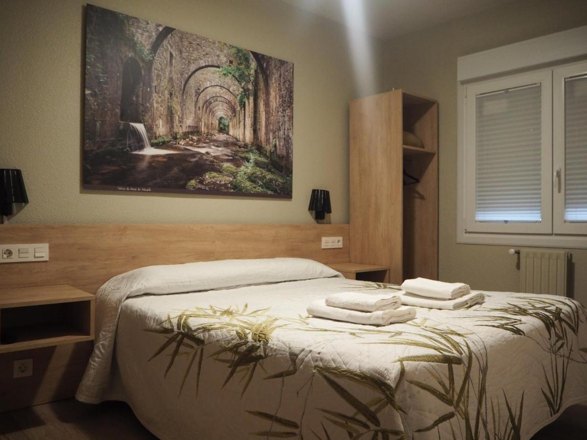 Hostal Acella Pamplona Eksteriør bilde A bedroom in a hotel