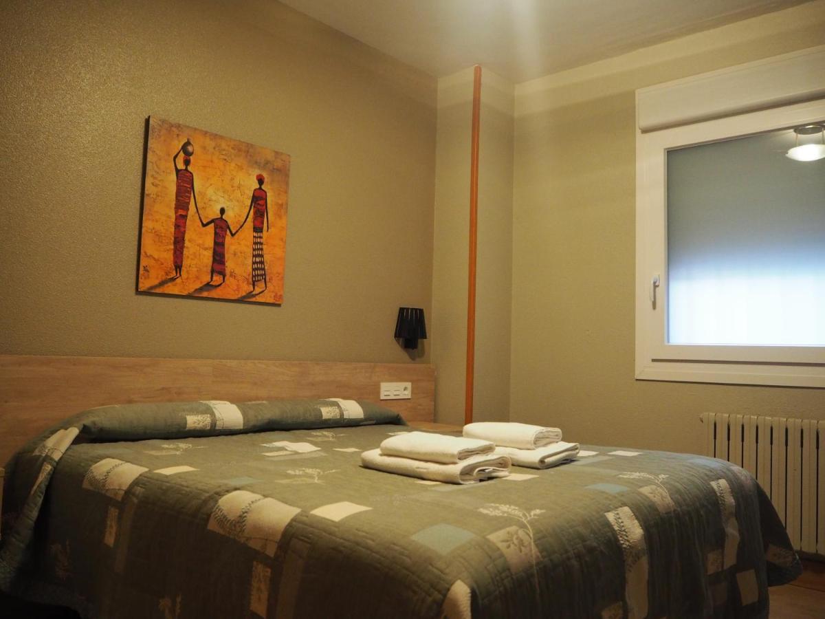 Hostal Acella Pamplona Eksteriør bilde A bedroom in a hotel