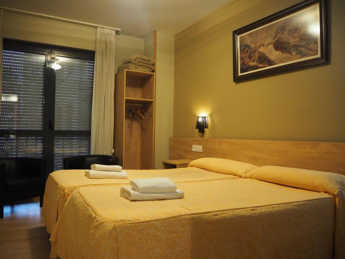 Hostal Acella Pamplona Eksteriør bilde A typical hotel room