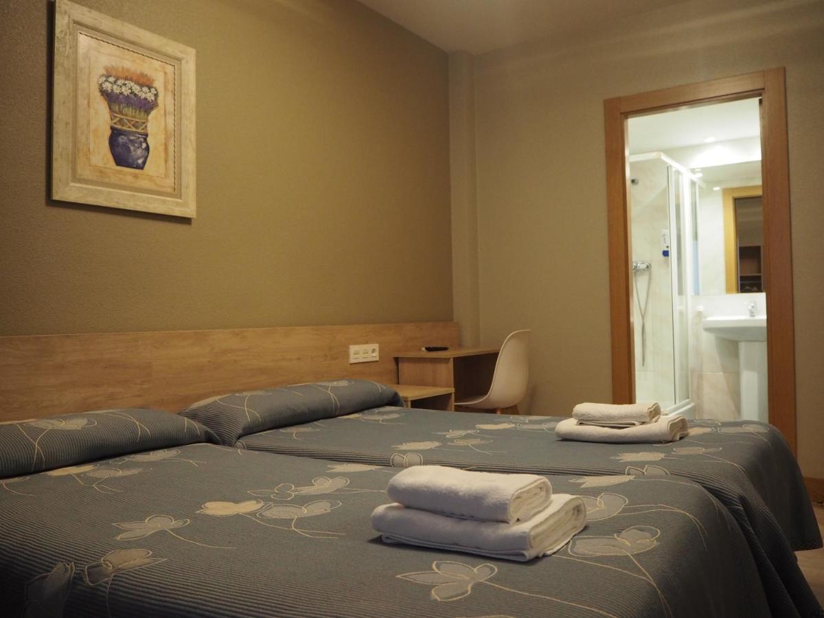 Hostal Acella Pamplona Eksteriør bilde A typical hotel room