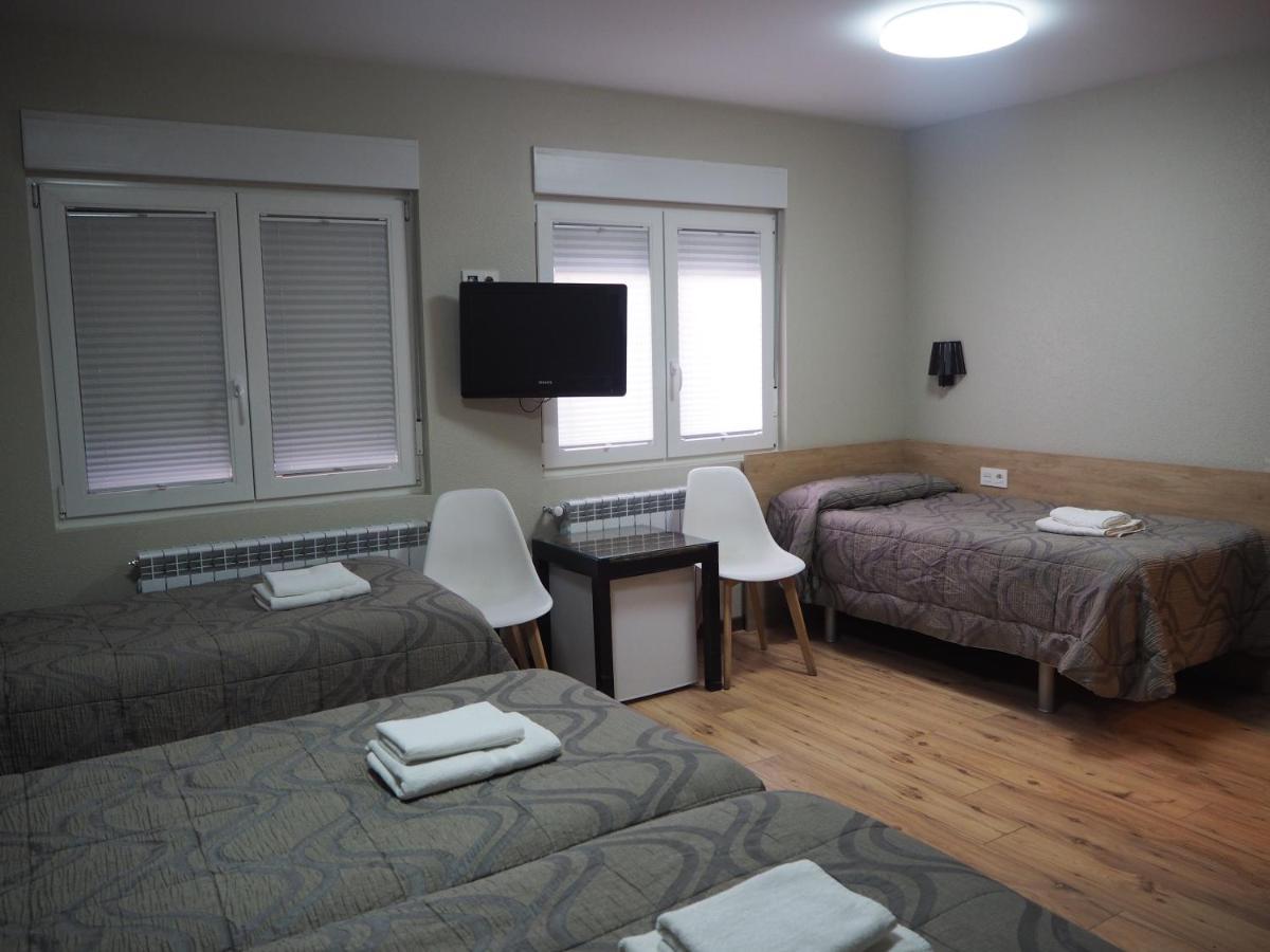 Hostal Acella Pamplona Eksteriør bilde A room at the Albergue de Peregrinos de Compostela