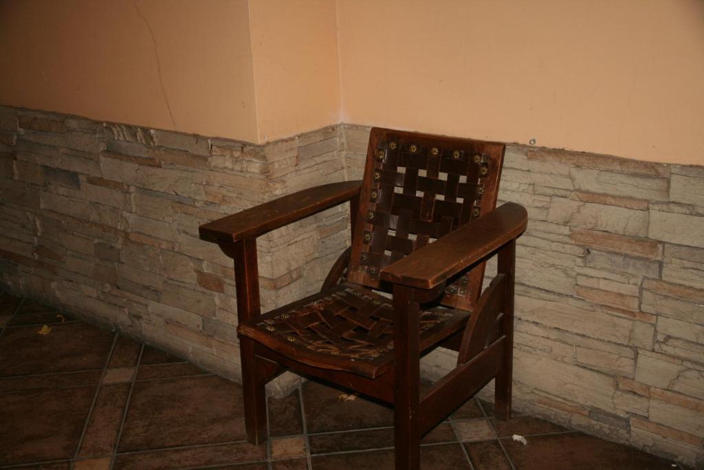 Hostal Acella Pamplona Eksteriør bilde The chair used by the victims
