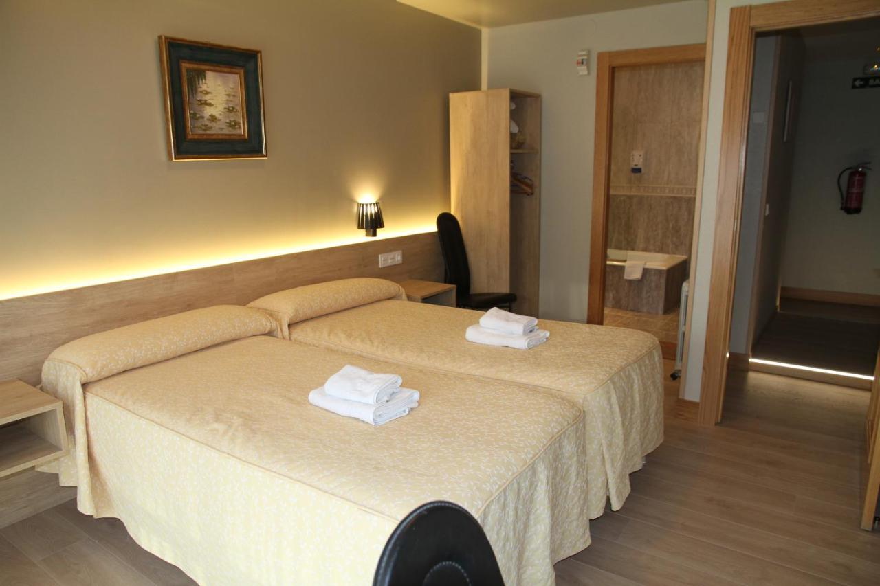 Hostal Acella Pamplona Eksteriør bilde A room at the hotel